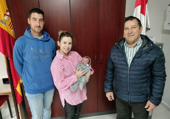 Iván y Sara, con el pequeño Rodrigo en brazos, y el alcalde de Fardes, Francisco Navarro.