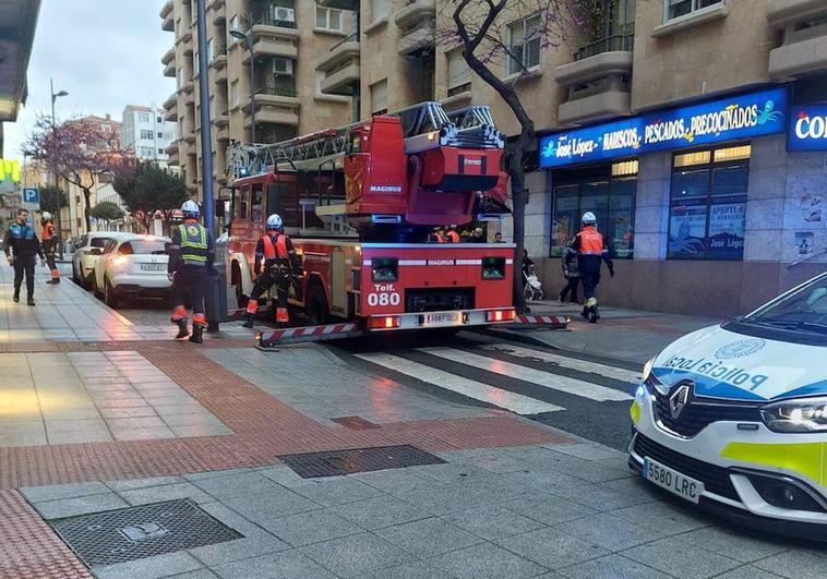 Bomberos y la Policía Local en la calle Valencia por un desprendimiento en un balcón