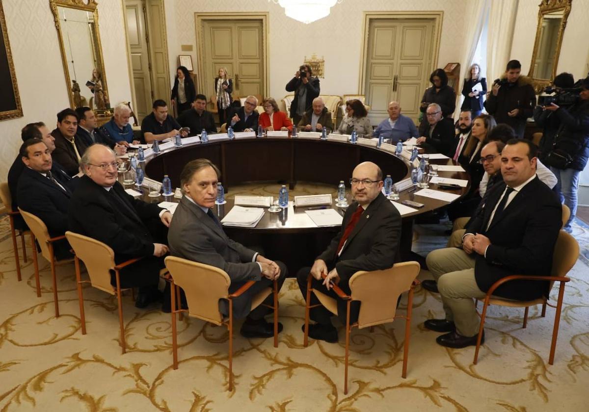 Los asistentes a la Mesa en Defensa de las Conexiones Ferroviarias, antes del encuentro en el Ayuntamiento.