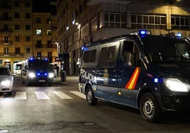 Furgones de la Policía Nacional por la calle Correhuela.