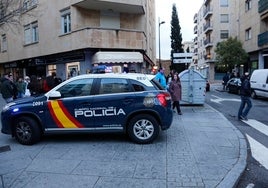 Vehículo policial con motivo de otro altercado en la calle Sorias de la ciudad.