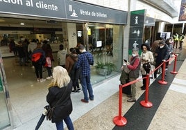 Colas en la taquilla de Renfe en la estación de Salamanca.