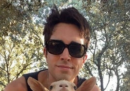 Bruno Agún Gándara, con una de sus cabras en Escurial de la Sierra.