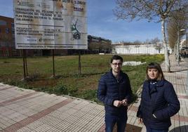 José Luis Mateos y María García en su visita a la parcela en la calle Saavedra.