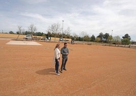 La alcaldesa Laura Vicente junto al edil de obras visitan el futuro parking