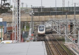 Un tren Alvia llegando a la estación de Salamanca.