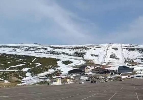 El viento protagoniza otra jornada de esquí en La Covatilla y condiciona la apertura de pistas para este sábado