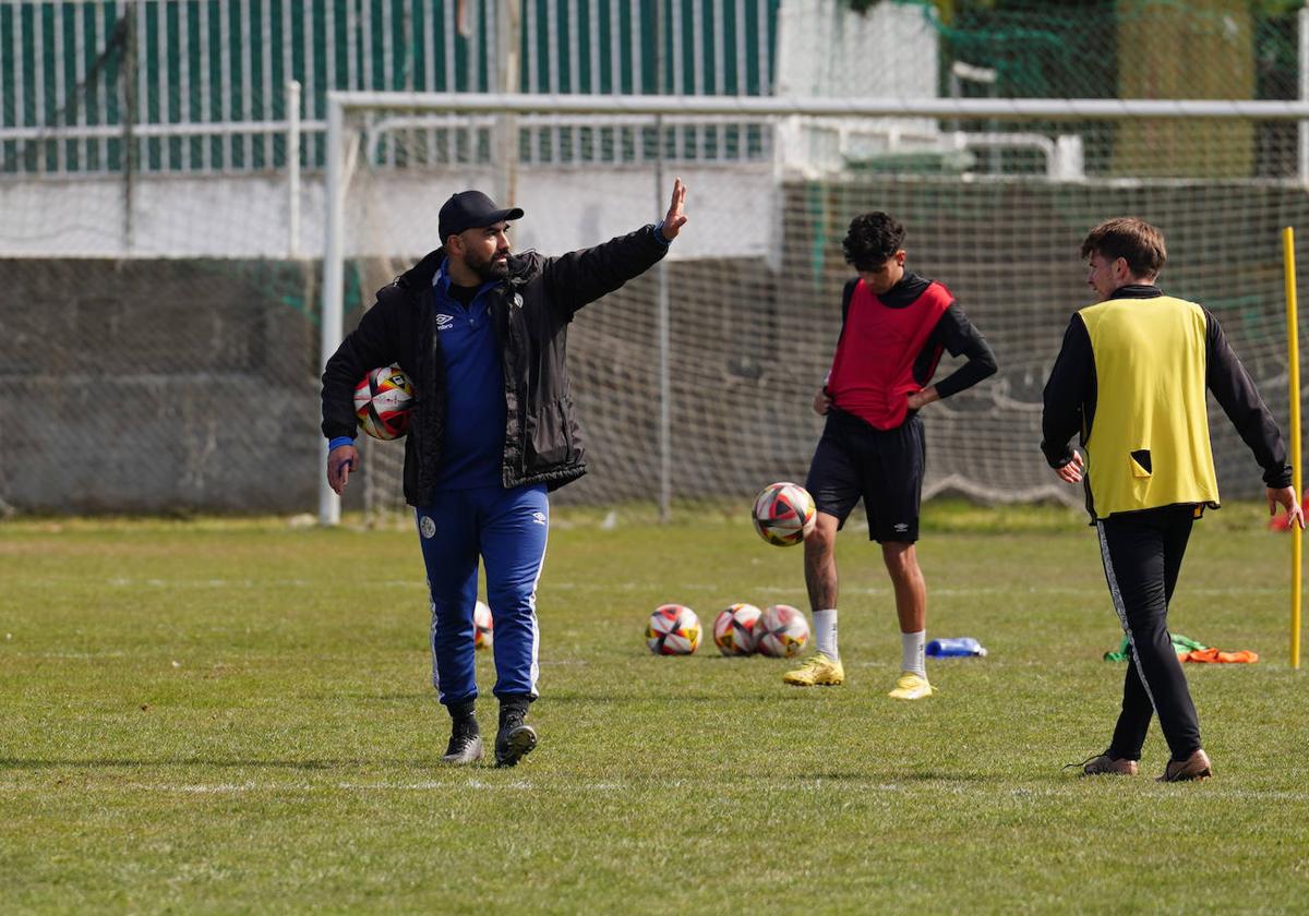 Jehu Chiapas da indicaciones durante la sesión de entrenamiento en el anexo al Tori.