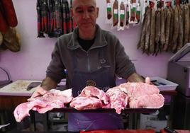 Algunas piezas de cerdo en una de las carnicerías salmantinas.