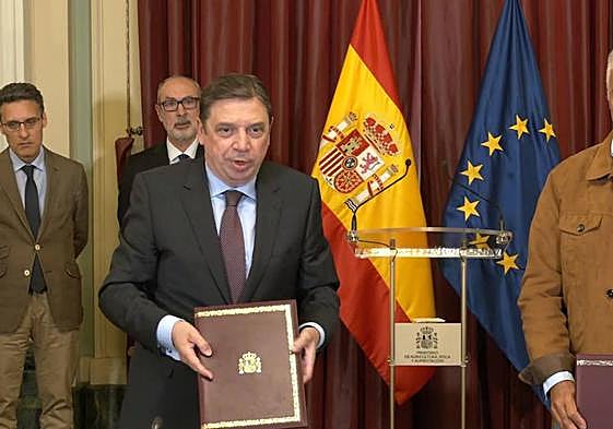 Planas en la firma del acuerdo.