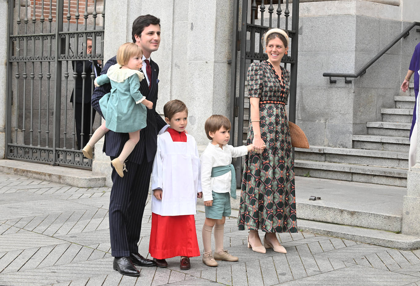 Las mejores imágenes de los invitados a la boda de José Luis Martínez-Almeida y Teresa Urquijo