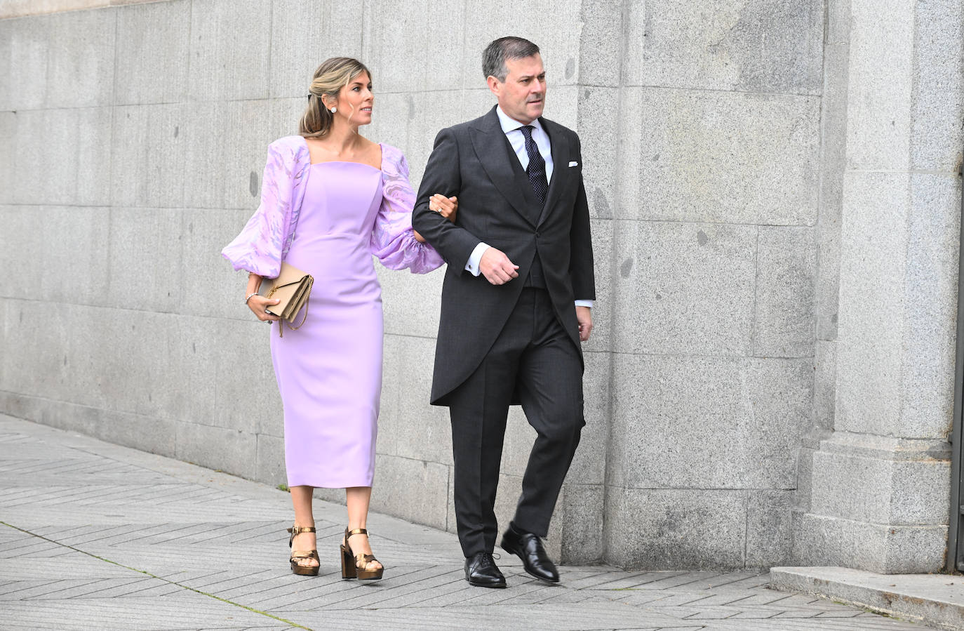 Las mejores imágenes de los invitados a la boda de José Luis Martínez-Almeida y Teresa Urquijo