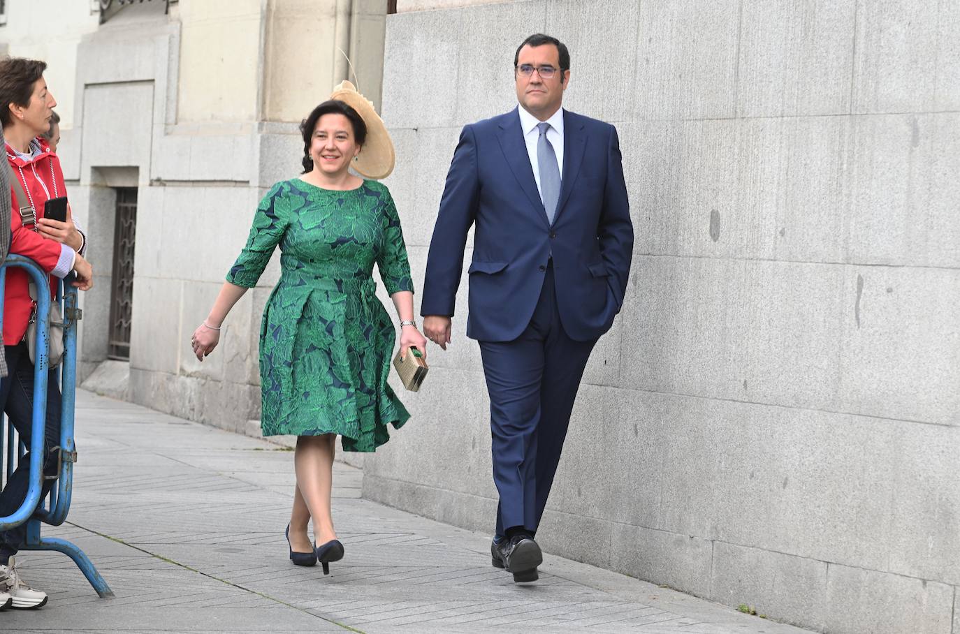 Las mejores imágenes de los invitados a la boda de José Luis Martínez-Almeida y Teresa Urquijo