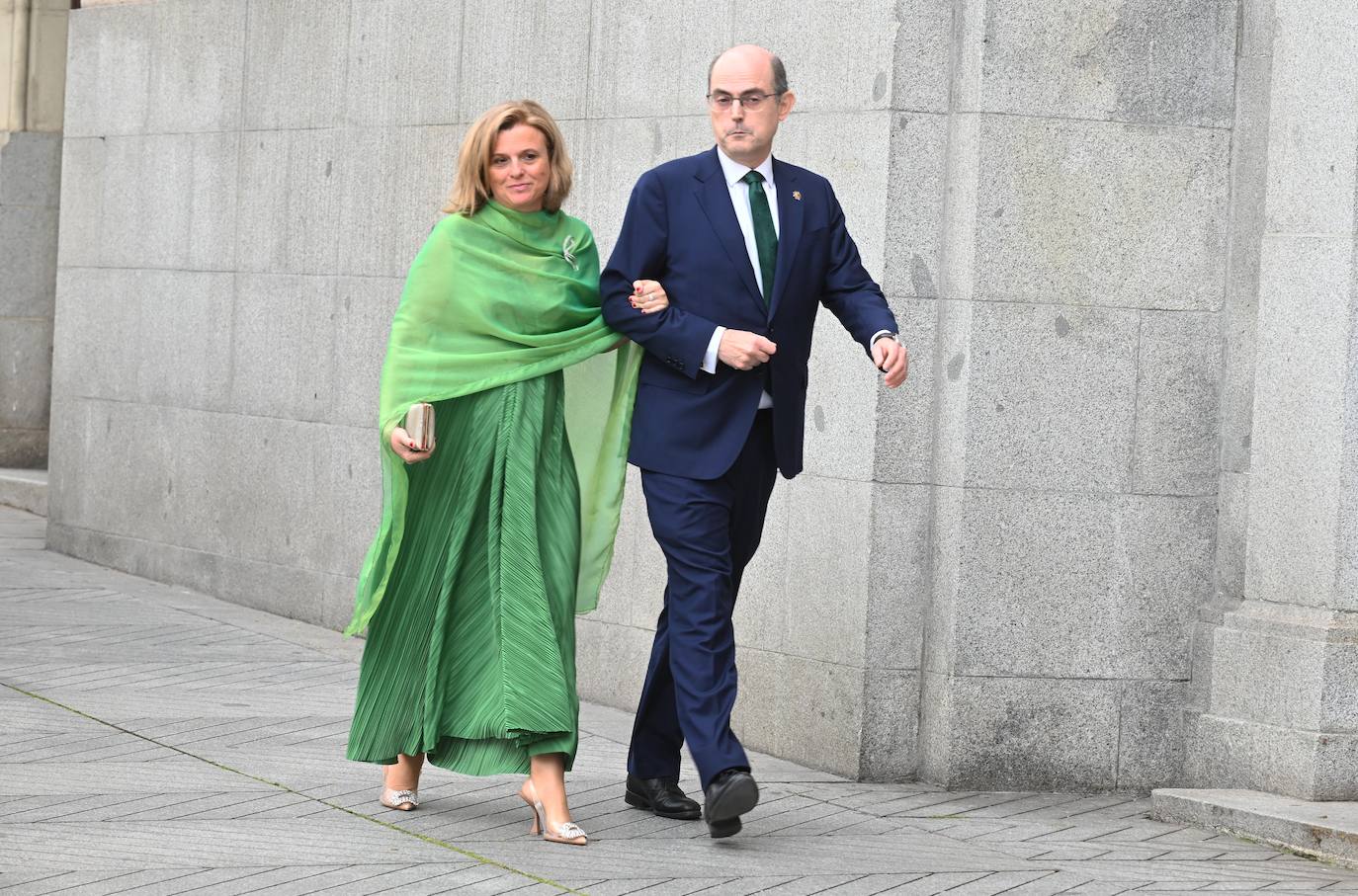 Las mejores imágenes de los invitados a la boda de José Luis Martínez-Almeida y Teresa Urquijo