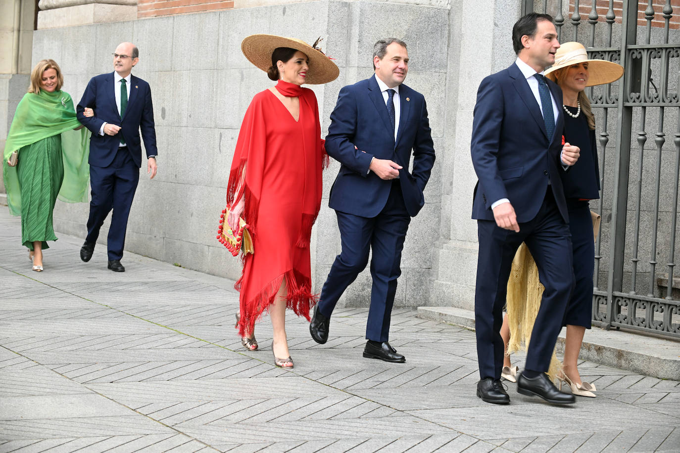 Las mejores imágenes de los invitados a la boda de José Luis Martínez-Almeida y Teresa Urquijo