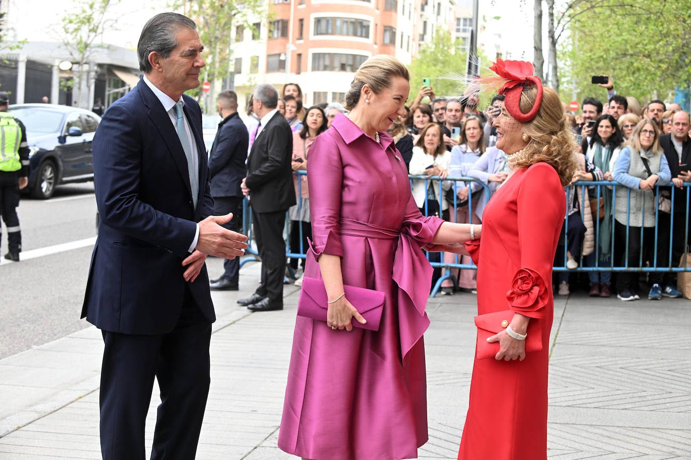 Las mejores imágenes de los invitados a la boda de José Luis Martínez-Almeida y Teresa Urquijo