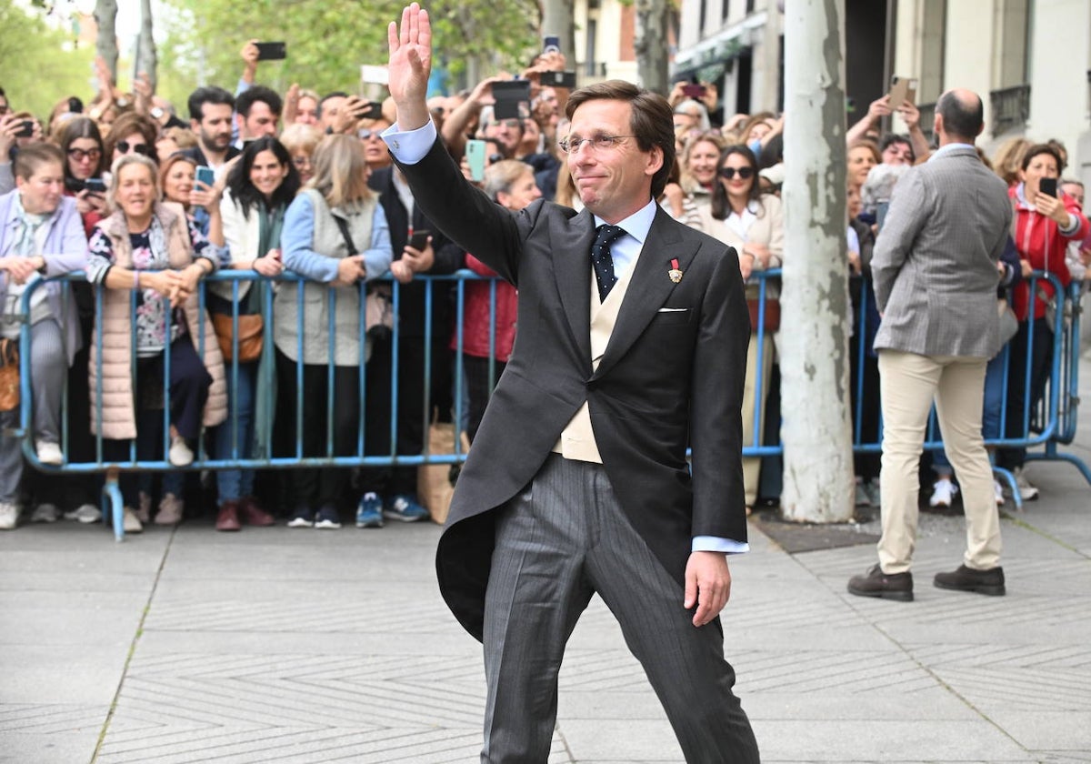 Las mejores imágenes de los invitados a la boda de José Luis Martínez-Almeida y Teresa Urquijo