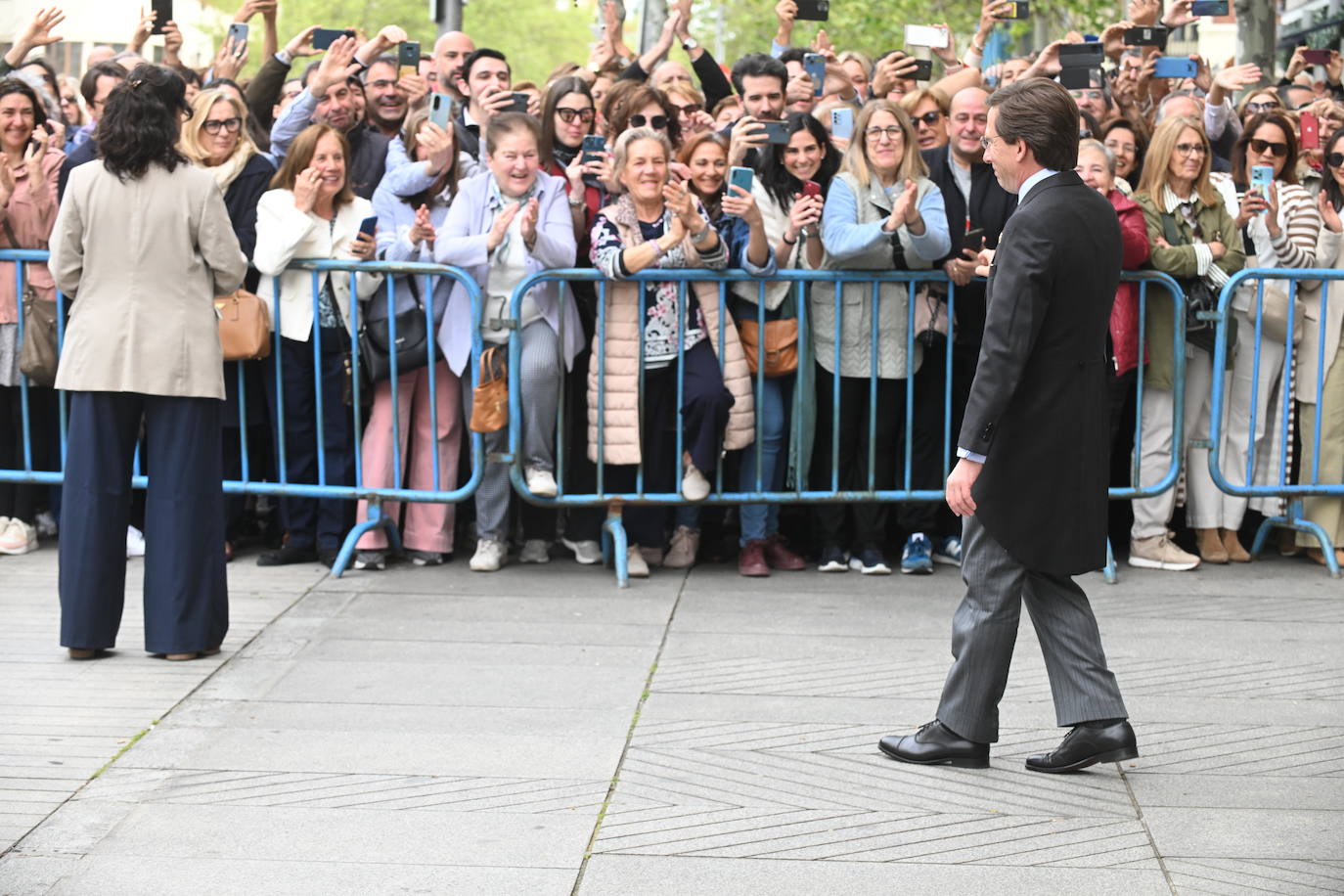 Las mejores imágenes de los invitados a la boda de José Luis Martínez-Almeida y Teresa Urquijo