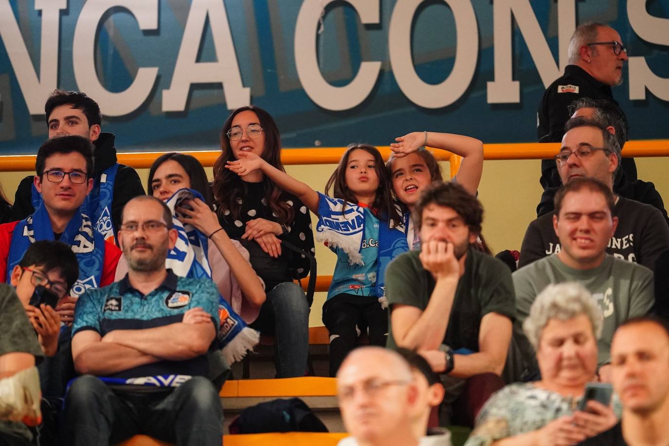 Búscate en la grada del Würzburg en el partido entre el Perfumerías Avenida y el Ensino de Lugo