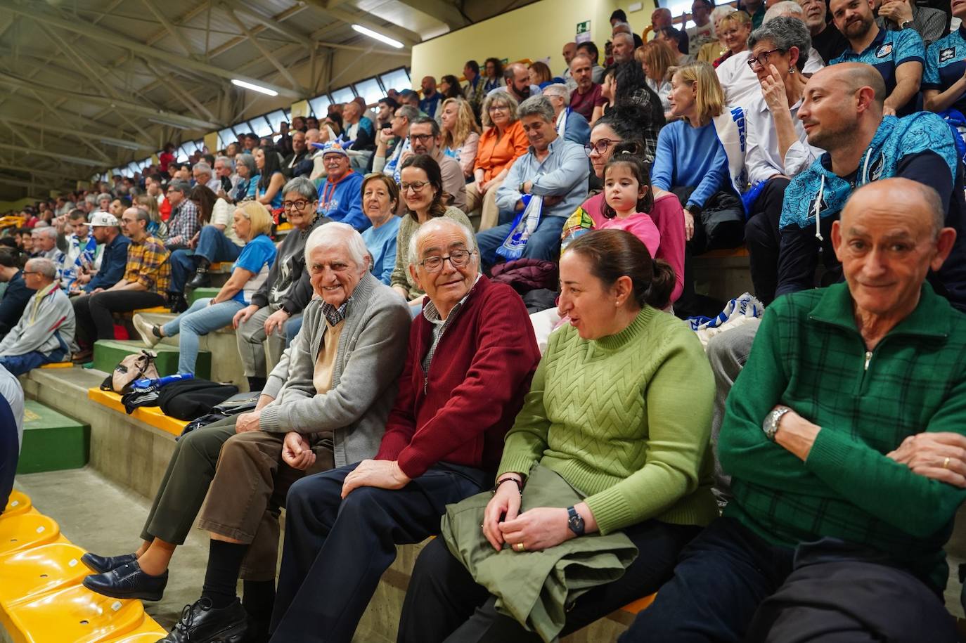 Búscate en la grada del Würzburg en el partido entre el Perfumerías Avenida y el Ensino de Lugo