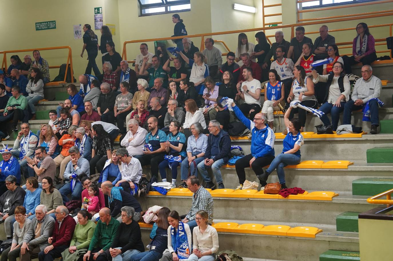 Búscate en la grada del Würzburg en el partido entre el Perfumerías Avenida y el Ensino de Lugo