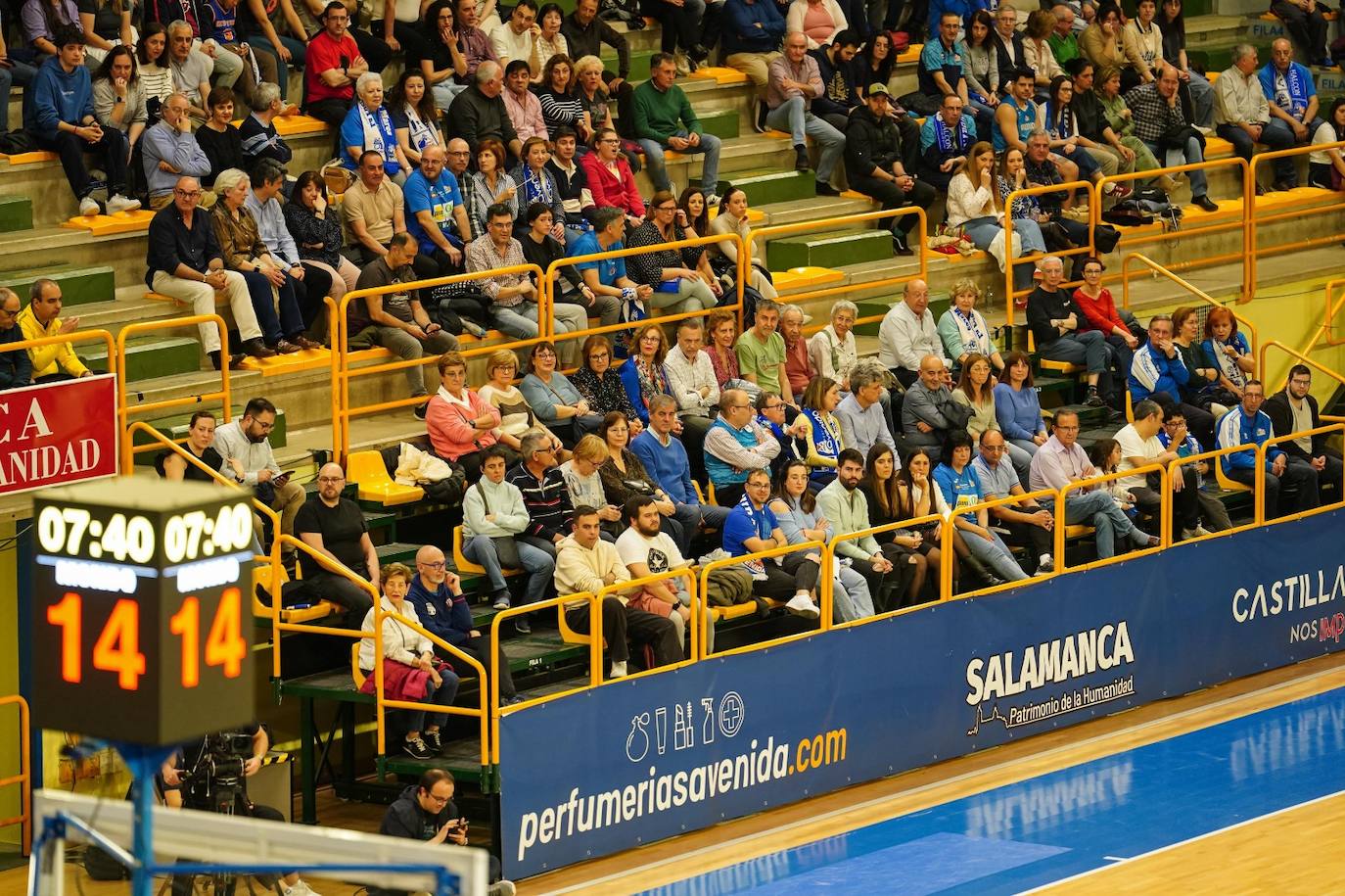 Búscate en la grada del Würzburg en el partido entre el Perfumerías Avenida y el Ensino de Lugo