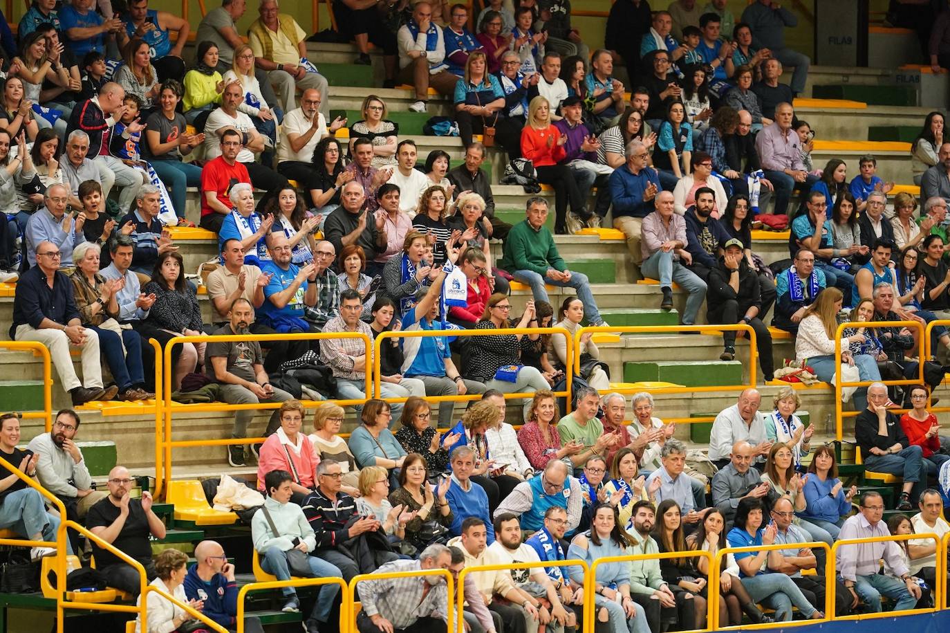 Búscate en la grada del Würzburg en el partido entre el Perfumerías Avenida y el Ensino de Lugo