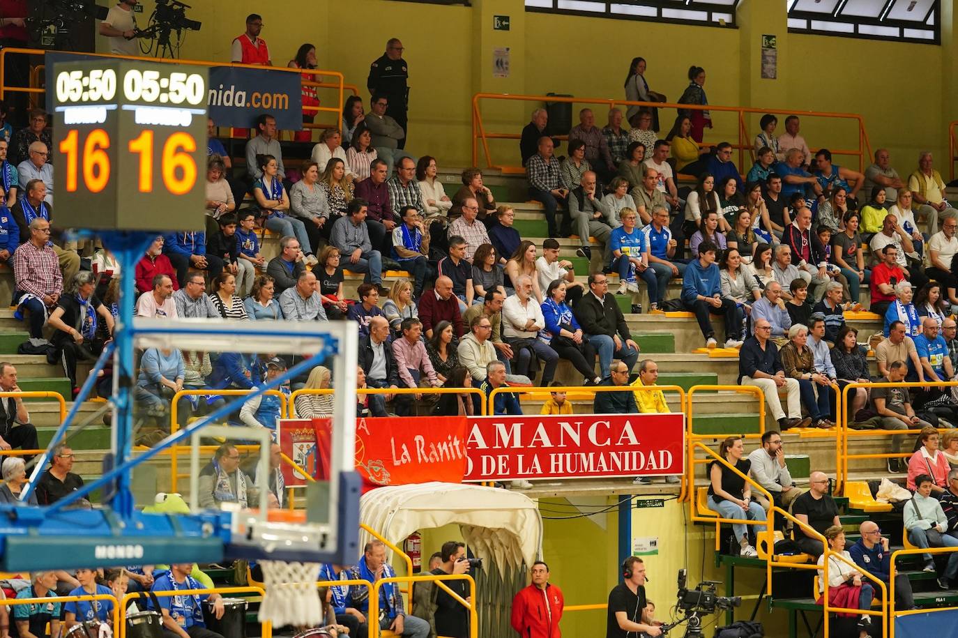 Búscate en la grada del Würzburg en el partido entre el Perfumerías Avenida y el Ensino de Lugo