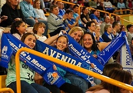 Aficionados de Perfumerías Avenida en el encuentro frente al Ensino de Lugo