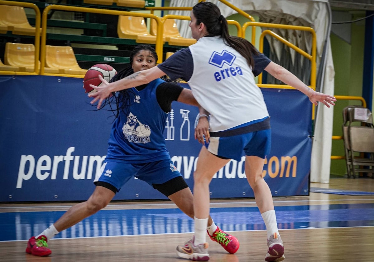 Arica Carter defendida por Çakir durante la última sesión de entrenamiento en Würzburg.