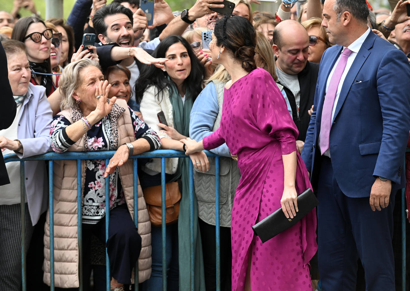 Las mejores imágenes de los invitados a la boda de José Luis Martínez-Almeida y Teresa Urquijo