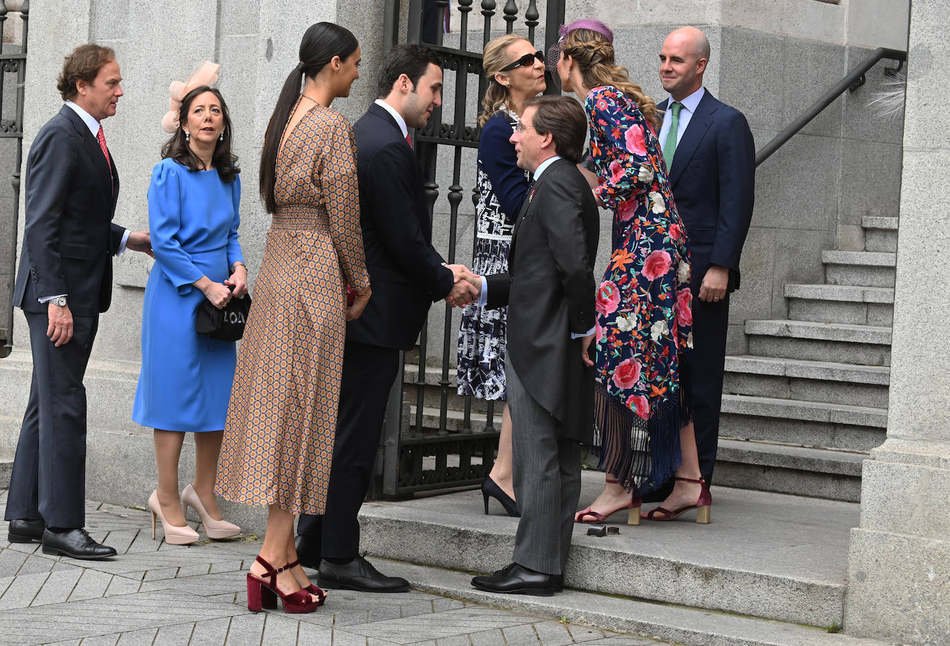 Las mejores imágenes de los invitados a la boda de José Luis Martínez-Almeida y Teresa Urquijo