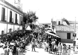 Los vecinos de Tejares en procesión durante las fiestas en honor a su patrona en el año 1986.