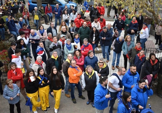 Los vecinos de Vega de Tirados durante el pregón