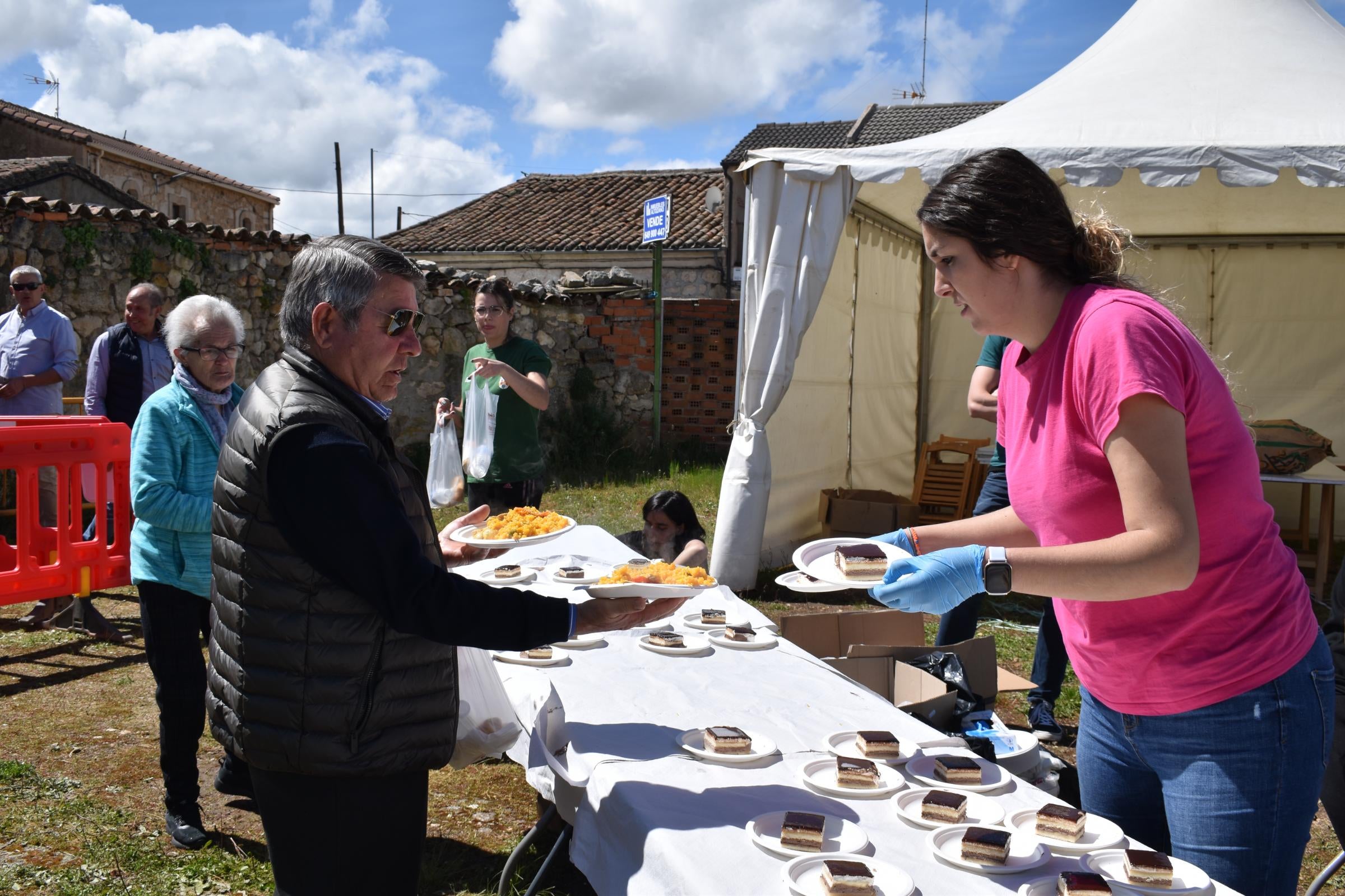 Unos 450 comensales disfrutan de una paella antes del fin de fiesta en Torresmenudas