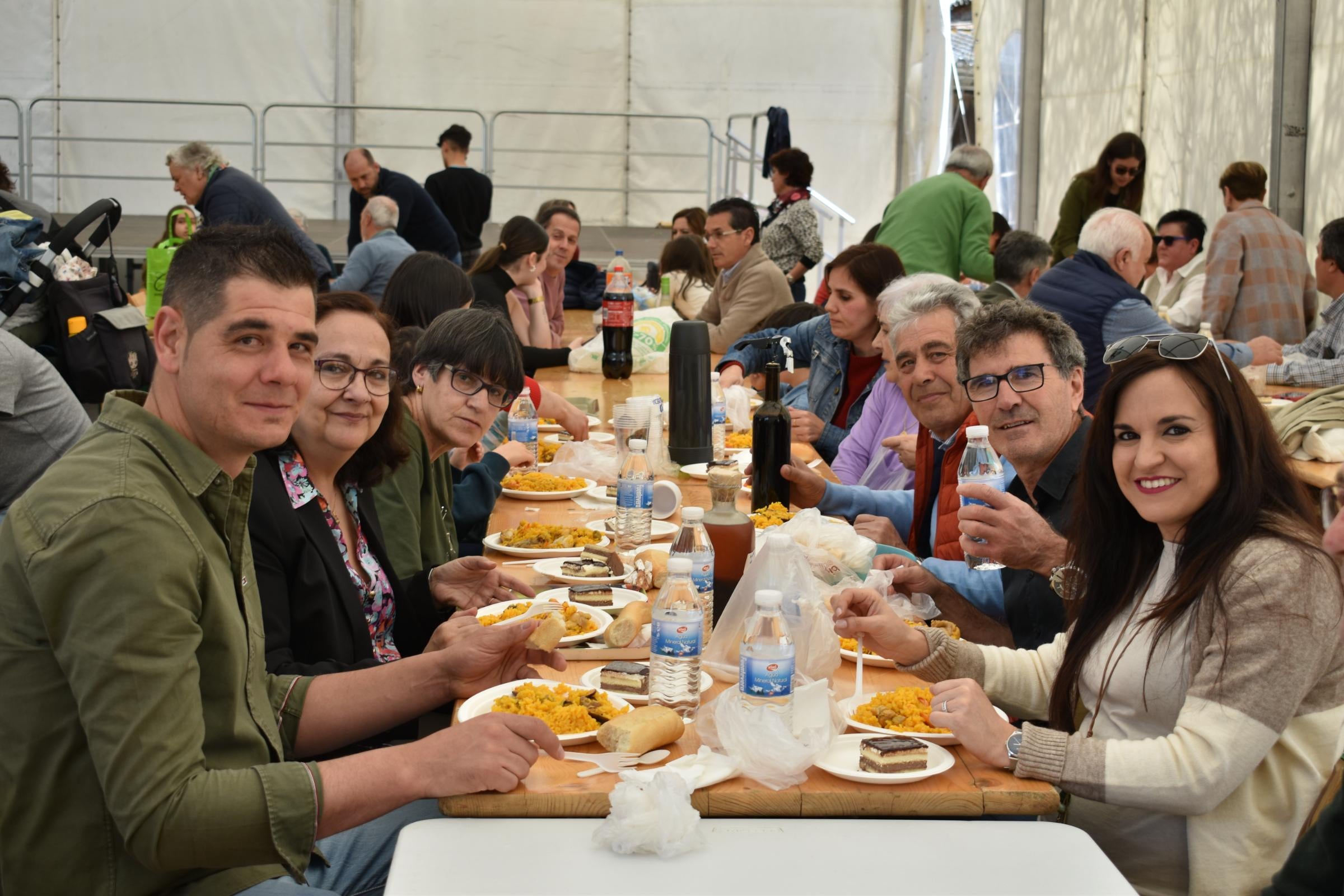 Unos 450 comensales disfrutan de una paella antes del fin de fiesta en Torresmenudas