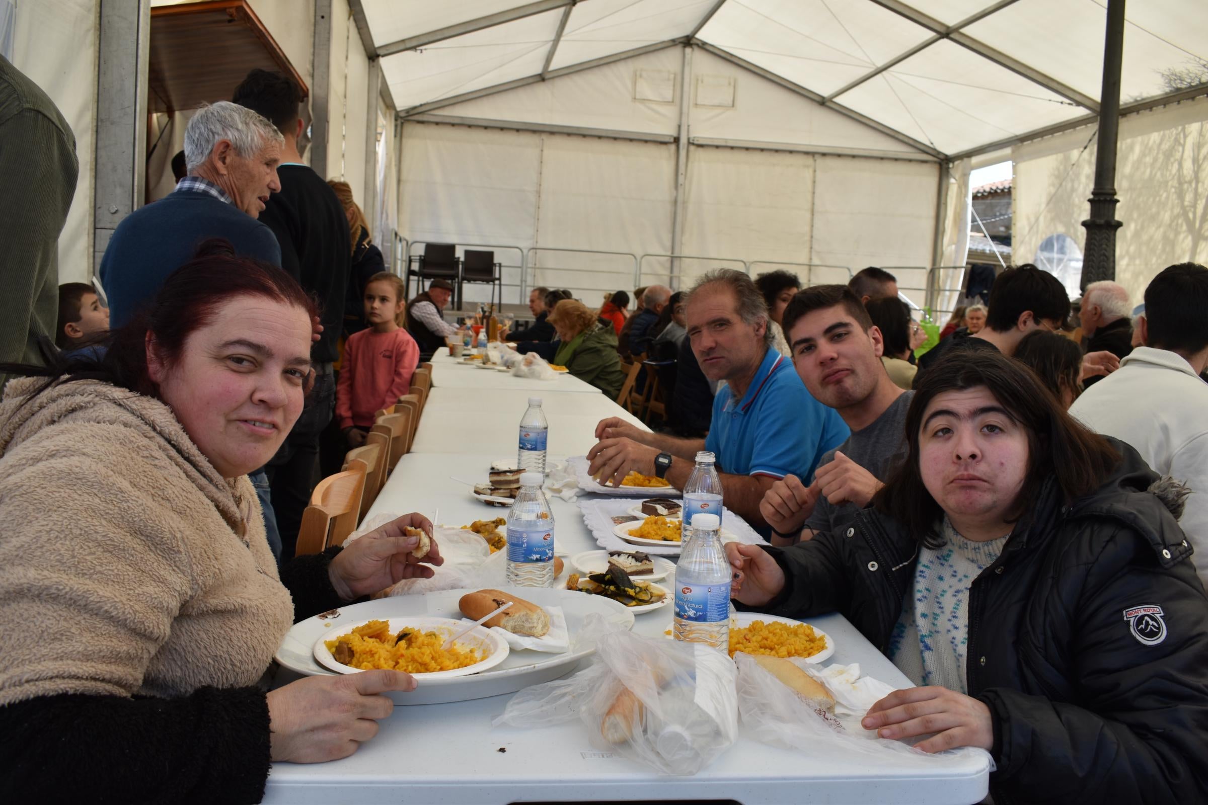 Unos 450 comensales disfrutan de una paella antes del fin de fiesta en Torresmenudas