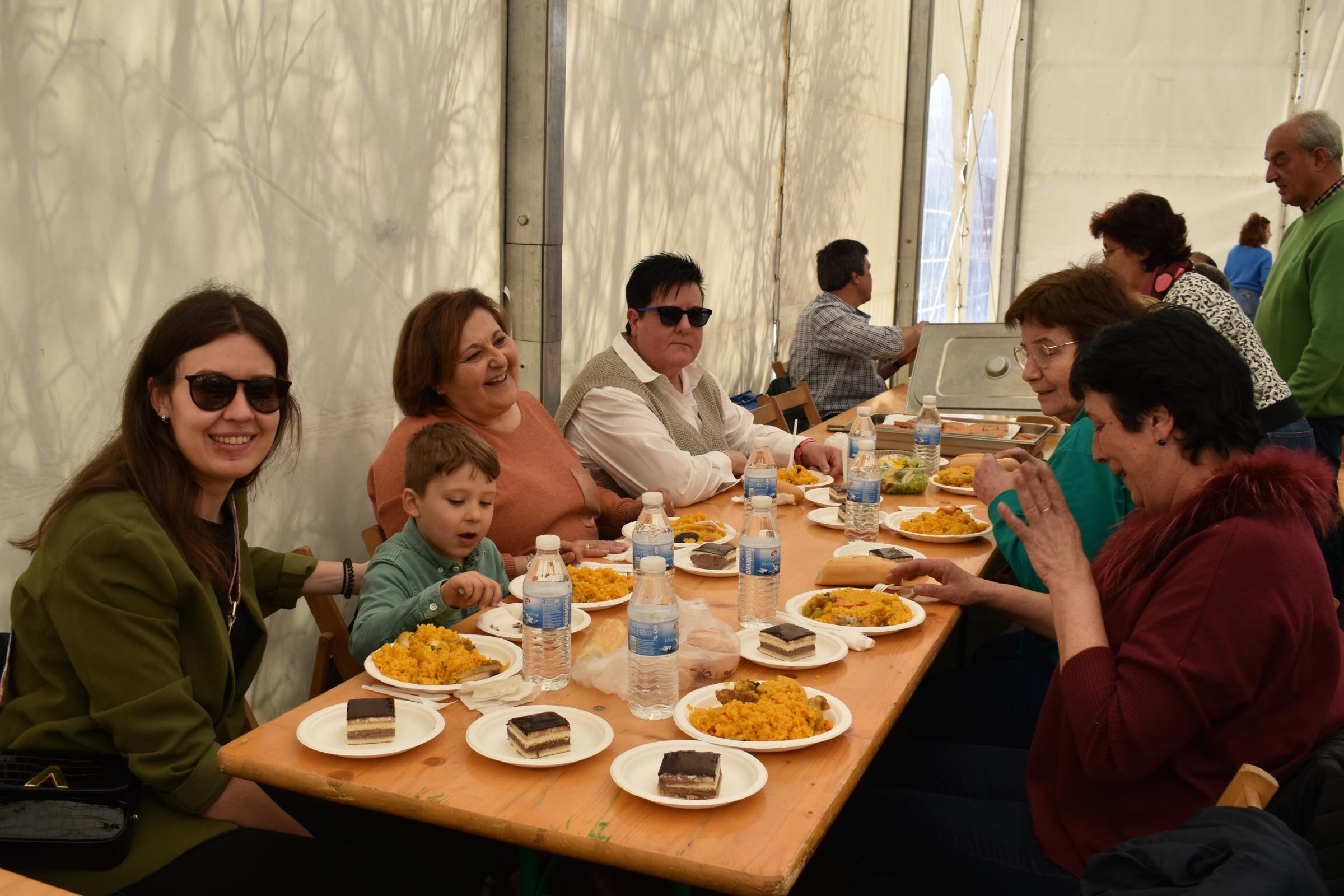 Unos 450 comensales disfrutan de una paella antes del fin de fiesta en Torresmenudas