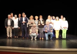 Premiados, artistas, autoridades y miembros del jurado, al final de la gala