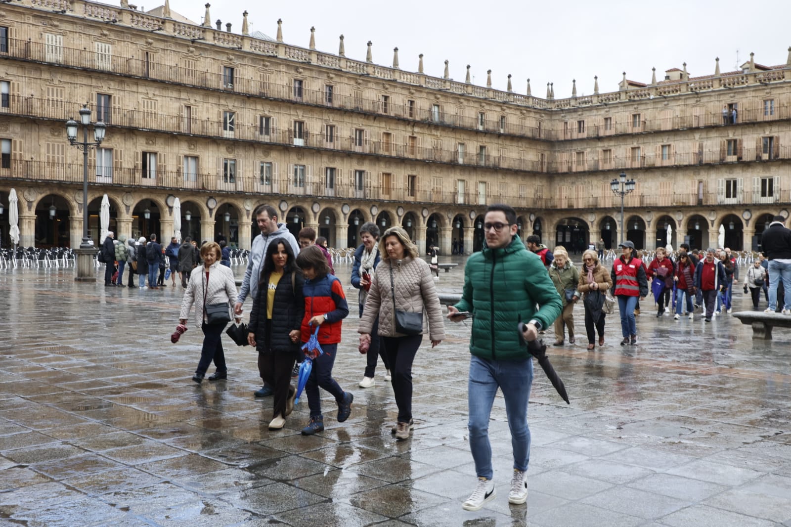 La lluvia no impide que los salmantinos marchen por la salud