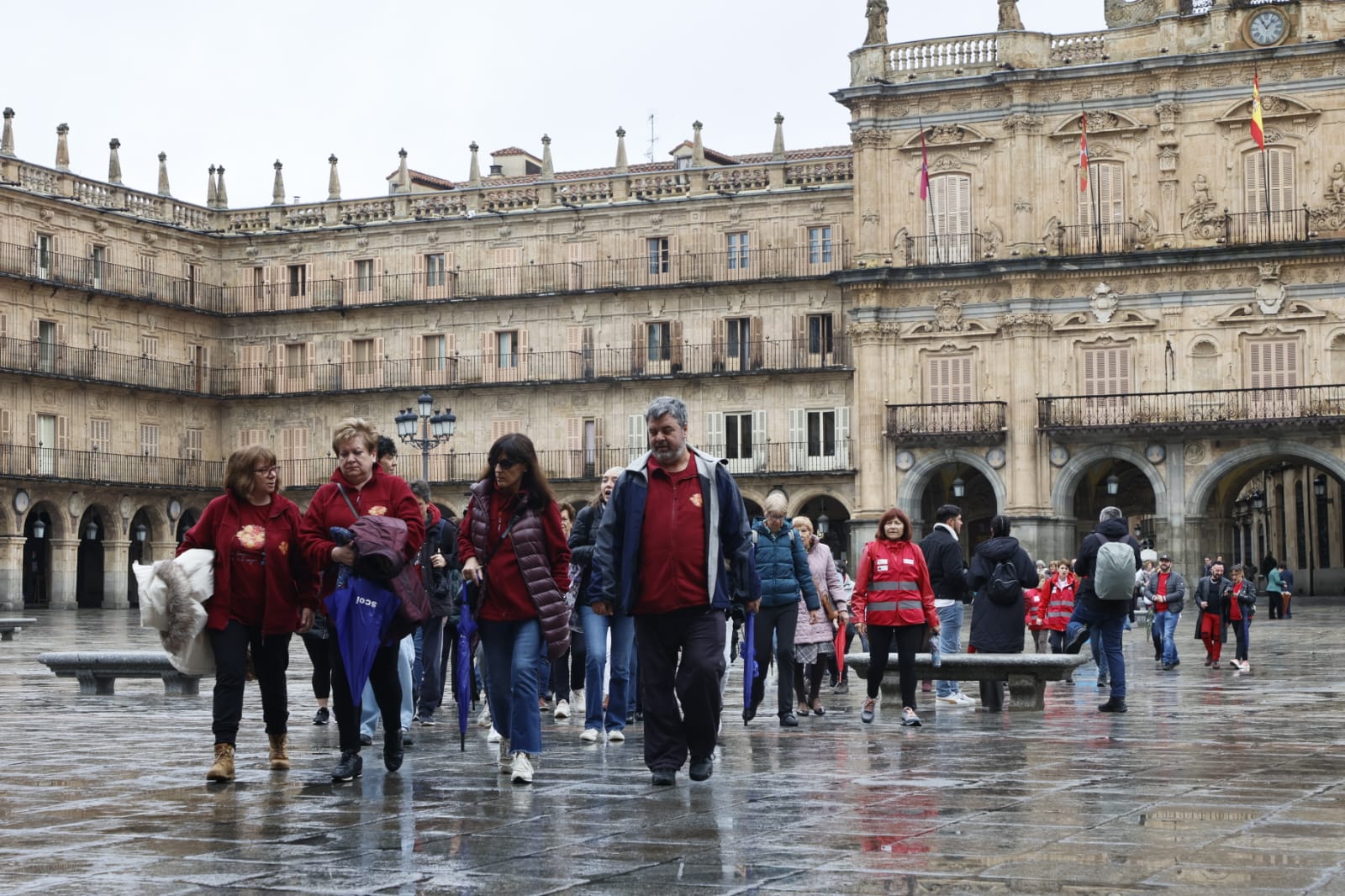 La lluvia no impide que los salmantinos marchen por la salud