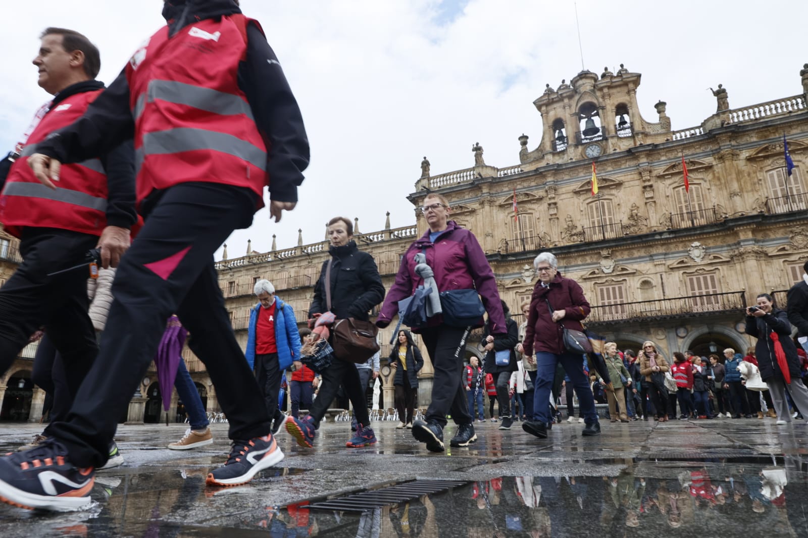 La lluvia no impide que los salmantinos marchen por la salud