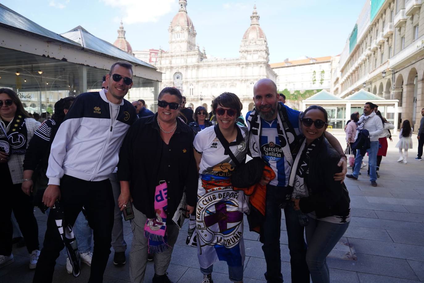 Los aficionados de Unionistas toman las calles de A Coruña