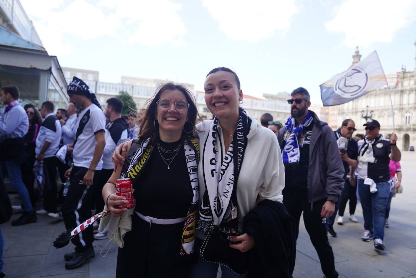 Los aficionados de Unionistas toman las calles de A Coruña