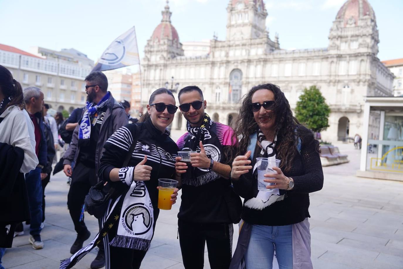 Los aficionados de Unionistas toman las calles de A Coruña