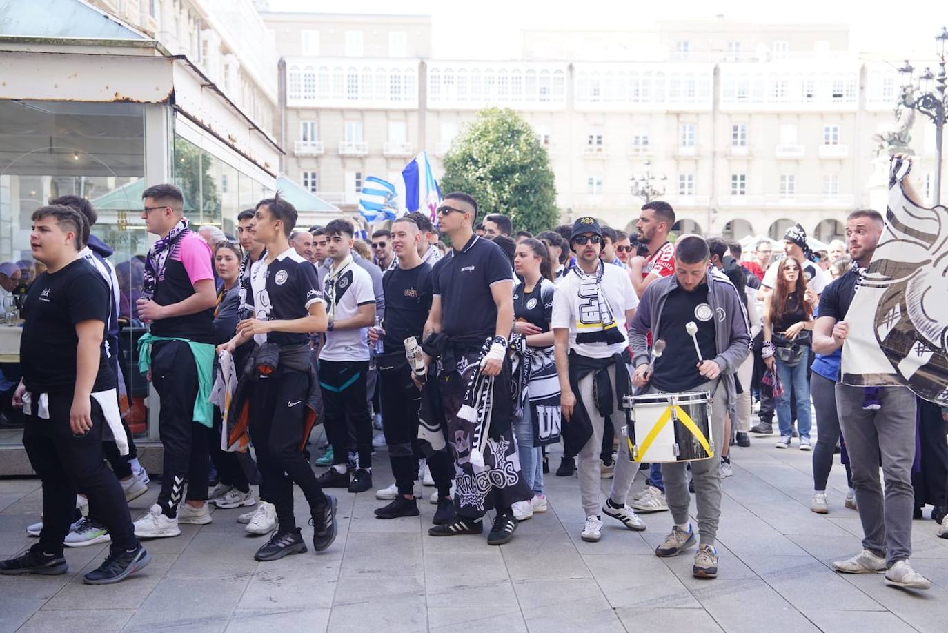 Los aficionados de Unionistas toman las calles de A Coruña