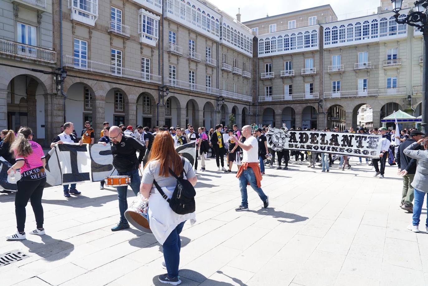 Los aficionados de Unionistas toman las calles de A Coruña