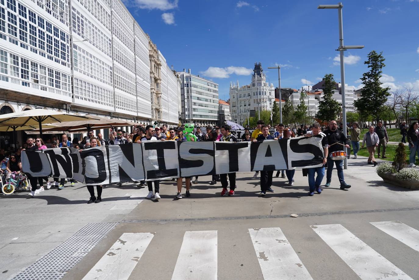 Los aficionados de Unionistas toman las calles de A Coruña