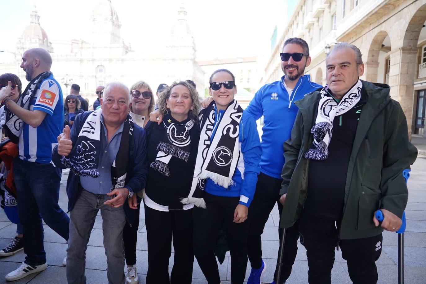 Los aficionados de Unionistas toman las calles de A Coruña