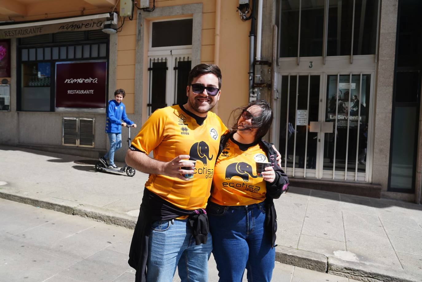 Los aficionados de Unionistas toman las calles de A Coruña